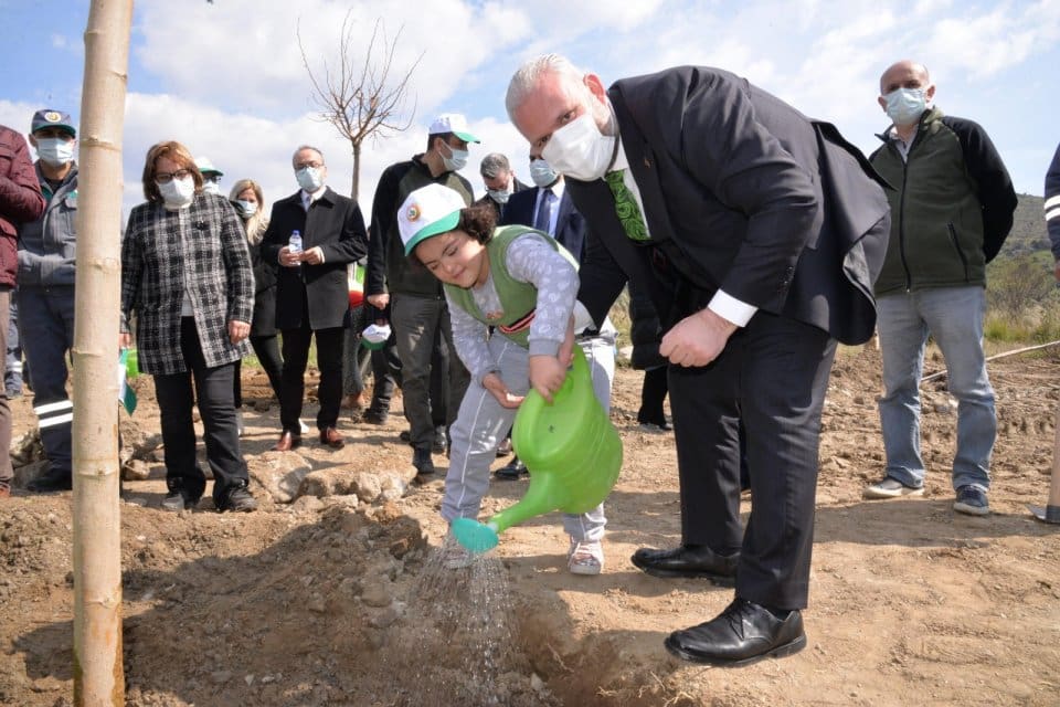 21-26 Mart Orman Haftası nedeniyle Menemen&rsquo;de y&uuml;zlerce dut fidanı toprakla