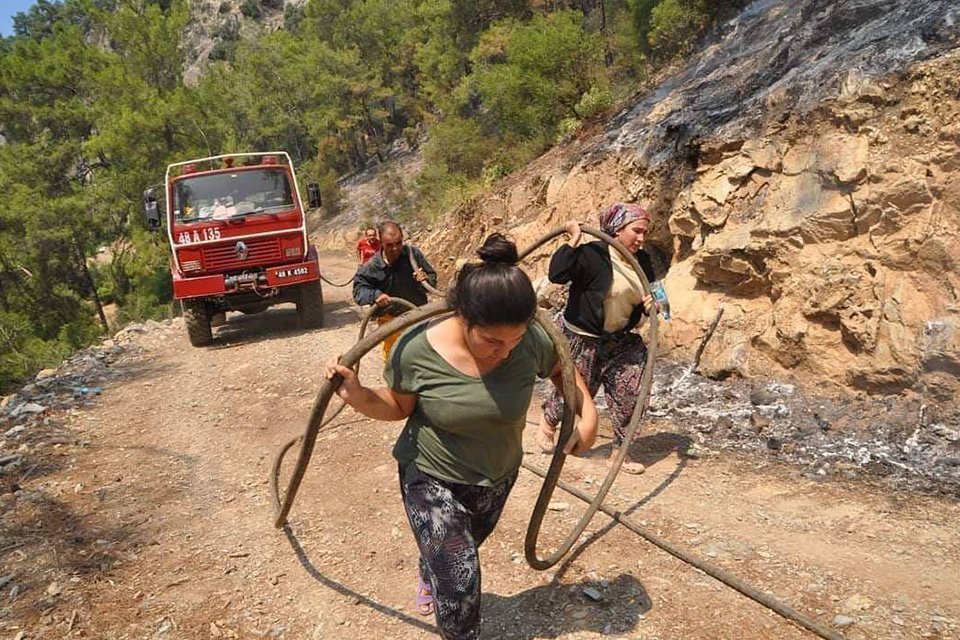 Muğla'nın K&ouml;yceğiz il&ccedil;esinde 3 g&uuml;nd&uuml;r devam eden maki yangınını s&ouml;nd&uuml;rme