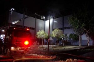 İzmir'in Buca il&ccedil;esinde, orman &uuml;r&uuml;nleri depo ve at&ouml;lyesinde yangın &ccedil;ıktı.