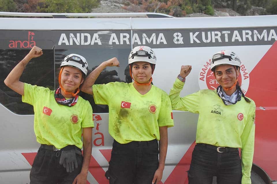 Muğla'nın K&ouml;yceğiz il&ccedil;esinde s&uuml;ren orman yangınlarında g&ouml;revli sivil toplum kuruluşlarından
