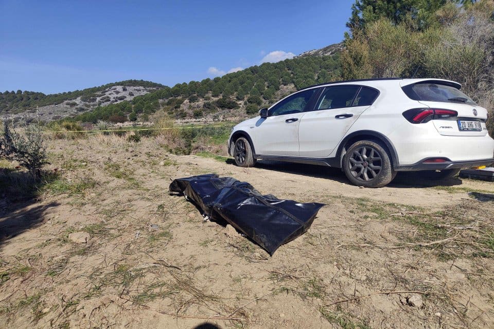 Aydın'ın Kuşadası il&ccedil;esinde, ormanda bir otomobilde pompalı t&uuml;fekle vurularak &ouml;ld&uuml;r&uuml;len