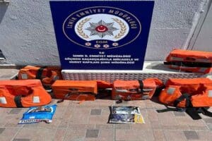İzmir'in Buca il&ccedil;esinde polis ekiplerince&nbsp;ormandaki minib&uuml;se d&uuml;zenlenen operasyonda 11 ka&ccedil;ak