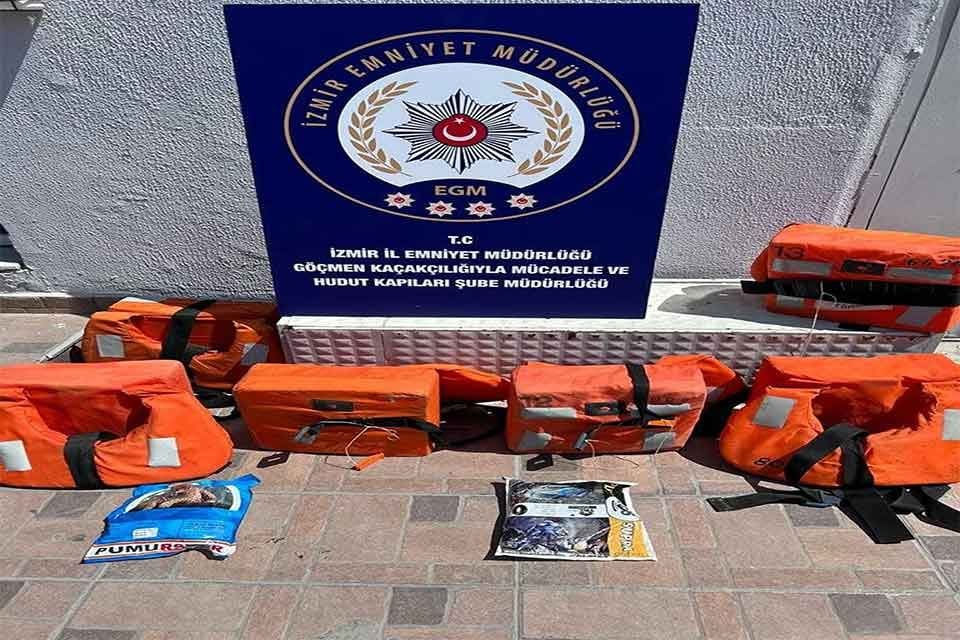 İzmir'in Buca il&ccedil;esinde polis ekiplerince&nbsp;ormandaki minib&uuml;se d&uuml;zenlenen operasyonda 11 ka&ccedil;ak