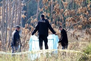 Antalya'nın Kepez il&ccedil;esindeki ormanda, başı ve kolları olmayan, &ccedil;ıplak erkek