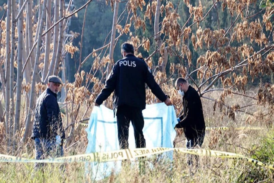 Antalya'nın Kepez il&ccedil;esindeki ormanda, başı ve kolları olmayan, &ccedil;ıplak erkek