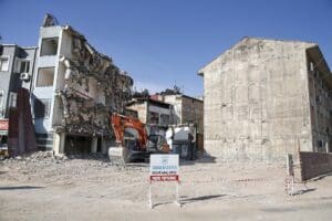 İzmir depreminde hasar alan hizmet binasının yıkımını tamamlayan Konak Belediyesi,