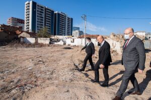 Kentsel d&ouml;n&uuml;ş&uuml;m projeleriyle hem riskli konutlarda oturan yurttaşların sağlıklı yapılarda