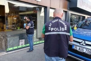 İzmir'in Karabağlar il&ccedil;esinde, inşaat işi yapan ortaklar arasında &ccedil;ıkan silahlı