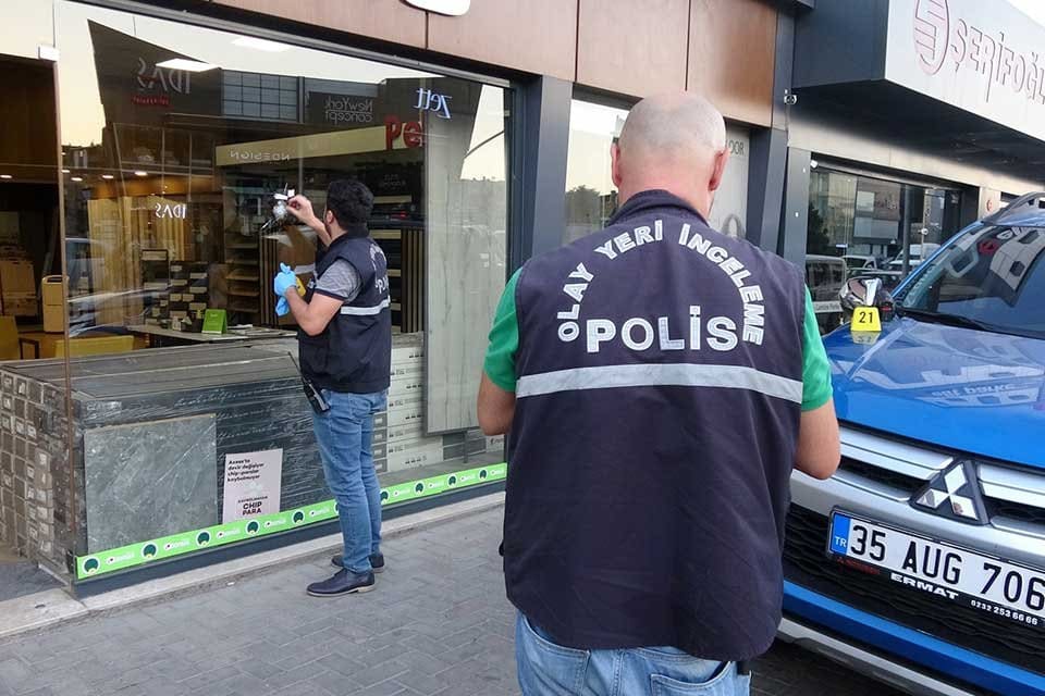 İzmir'in Karabağlar il&ccedil;esinde, inşaat işi yapan ortaklar arasında &ccedil;ıkan silahlı
