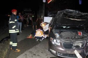 MANİSA'nın Kula il&ccedil;esinde, 2 otomobil ve 1 otob&uuml;s&uuml;n karıştığı trafik