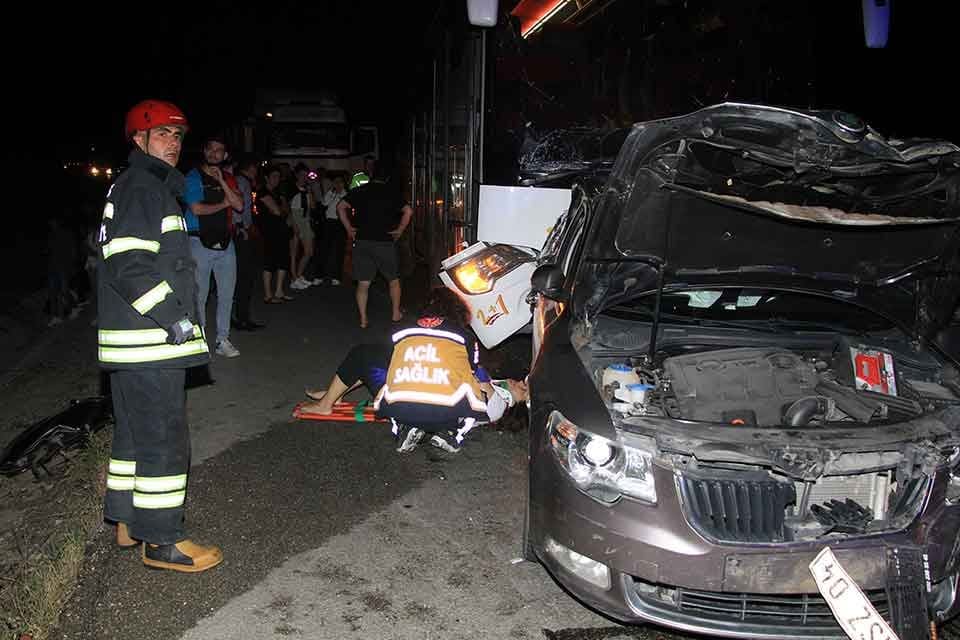 MANİSA'nın Kula il&ccedil;esinde, 2 otomobil ve 1 otob&uuml;s&uuml;n karıştığı trafik