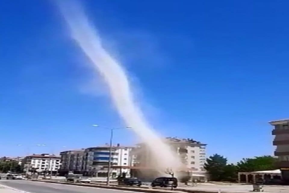 Elazığ'da metrelerce y&uuml;kseklikte aniden ortaya &ccedil;ıkan hortumun paniğe neden oldu.