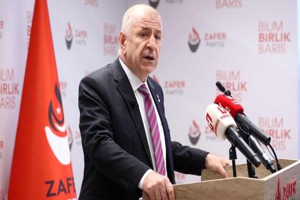 KPSS skandalı hakkında &Ouml;SYM &ouml;n&uuml;nde yapmak istediği a&ccedil;ıklama engellenen &Uuml;mit