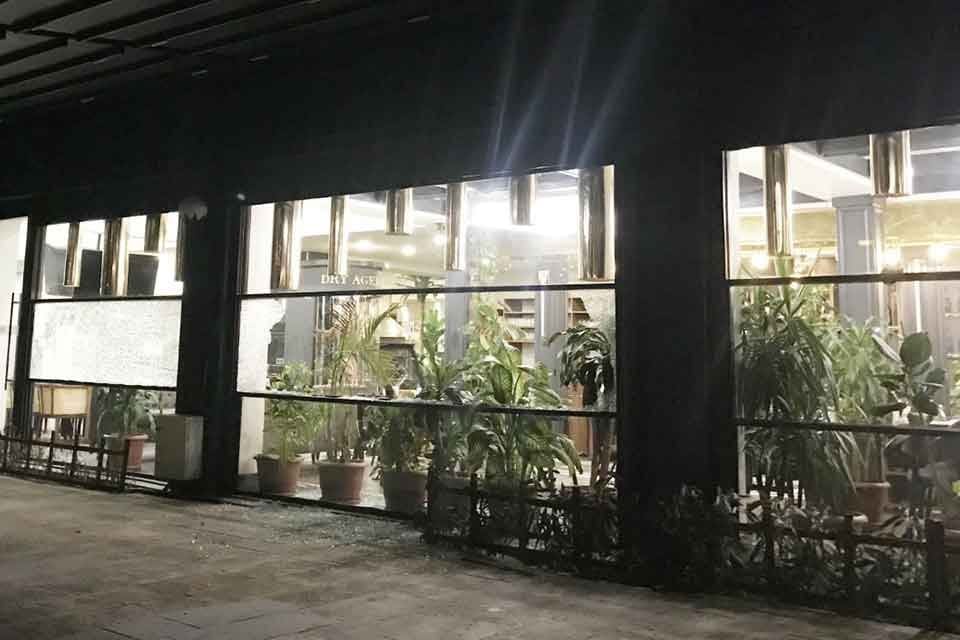 Aydın'ın Kuşadası il&ccedil;esinde, bir otel restoranına pompalı t&uuml;fekle&nbsp;saldırı ger&ccedil;ekleştirildi. Ge&ccedil;