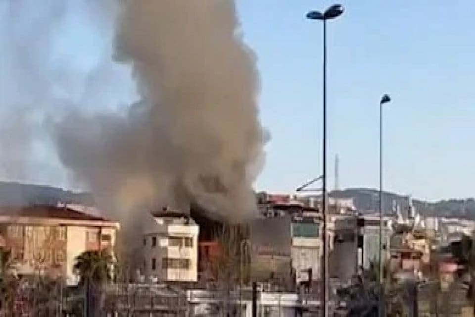 Pendik'te 7 katlı bir otelde yangın &ccedil;ıktı. Olay yerine &ccedil;ok