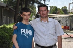 İzmir'de otizmli Emirhan &Ouml;zkan'ın (17), tedavi i&ccedil;in g&ouml;t&uuml;r&uuml;ld&uuml;ğ&uuml; Ege &Uuml;niversitesi