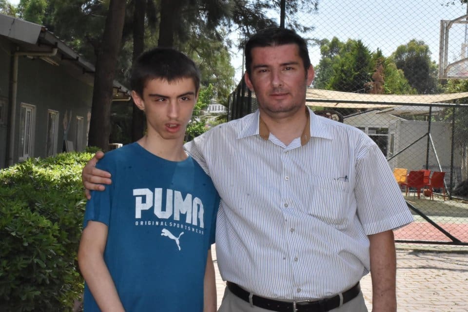 İzmir'de otizmli Emirhan &Ouml;zkan'ın (17), tedavi i&ccedil;in g&ouml;t&uuml;r&uuml;ld&uuml;ğ&uuml; Ege &Uuml;niversitesi