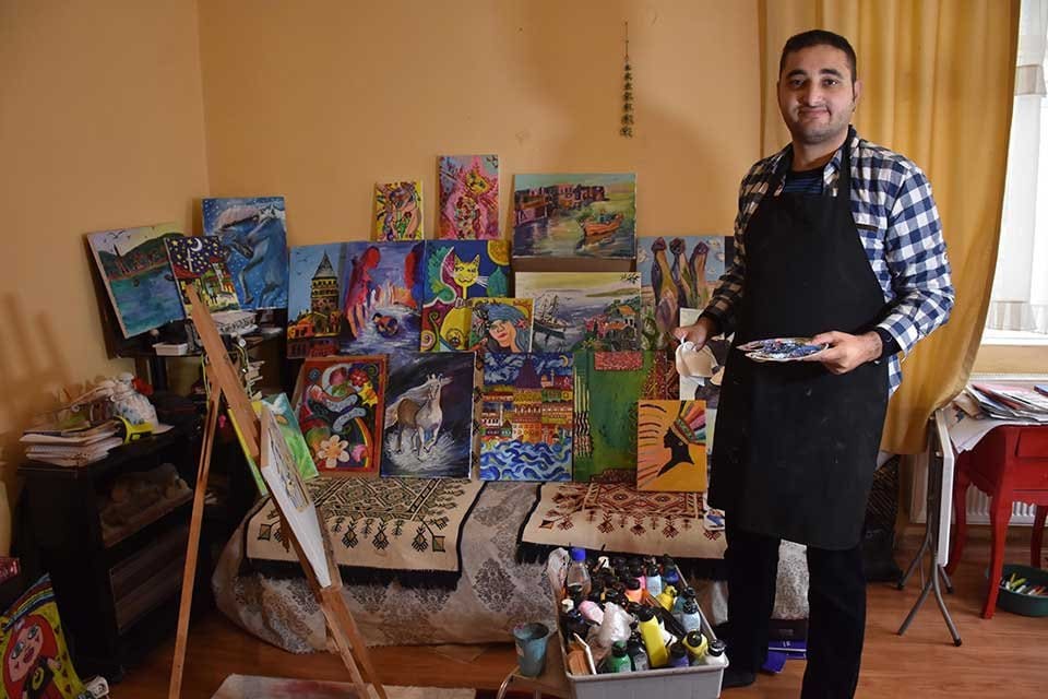 İzmir'de otizmli Erkan Kızıldağ (30), &ccedil;eşitli malzemeler kullanarak yaptığı resimlerle