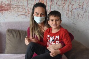 İzmir’in Karabağlar ilçesinde otizmli oğlu Kaan (5) ile yaşayan Ayça