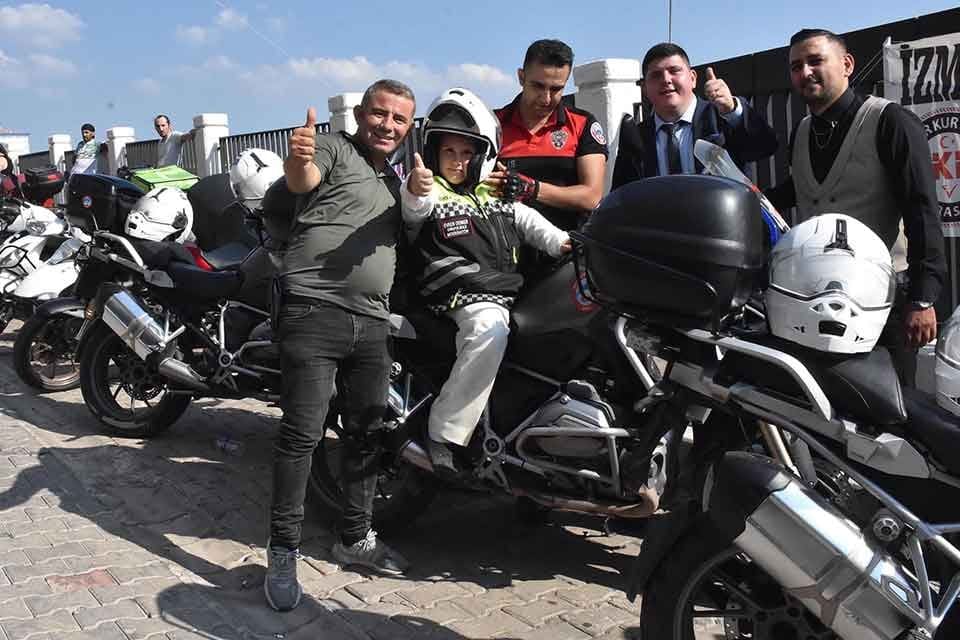 İZMİR'de, otizmli 8 yaşındaki R&uuml;zgar Yurdakul, s&uuml;nnet d&uuml;ğ&uuml;n&uuml;nde en b&uuml;y&uuml;k