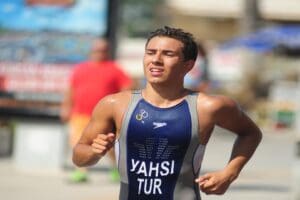 İzmirli 19 yaşındaki otizmli a&ccedil;ık su y&uuml;z&uuml;c&uuml;s&uuml; Tuna Tunca ve
