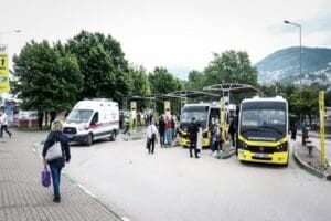 Bursa&rsquo;da aşırı hız nedeniyle kontrolden &ccedil;ıkan ara&ccedil; &ouml;nce otob&uuml;s durağına