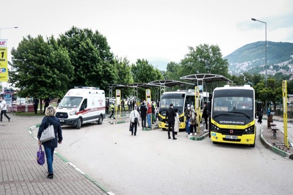 Bursa&rsquo;da aşırı hız nedeniyle kontrolden &ccedil;ıkan ara&ccedil; &ouml;nce otob&uuml;s durağına