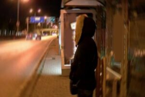 izmir'de, otobüs durağında bekleyen B.A. adlı (21) genç kıza cinsel