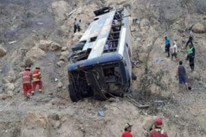 Peru&rsquo;nun kuzeyinde yolcu otob&uuml;s&uuml; bilinmeyen bir nedenle u&ccedil;uruma yuvarlanırken kazada
