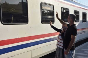 İzmir'de şehirlerarası otobüs bilet fiyatlarını pahalı bulan vatandaşlar trene yöneldi.