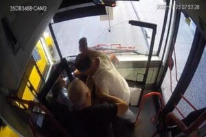 İzmir'de, belediye otob&uuml;s&uuml;&nbsp;şof&ouml;r&uuml; Bur&ccedil;in A.'yı darbettiği ve kamu malına zarar