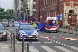 Polonya'da belediye otob&uuml;s&uuml; şof&ouml;r&uuml; yol &uuml;zerinde kavga eden gen&ccedil;lerin &uuml;zerine