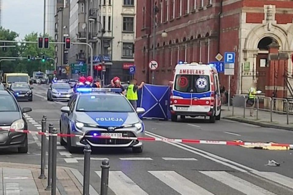 Polonya'da belediye otob&uuml;s&uuml; şof&ouml;r&uuml; yol &uuml;zerinde kavga eden gen&ccedil;lerin &uuml;zerine