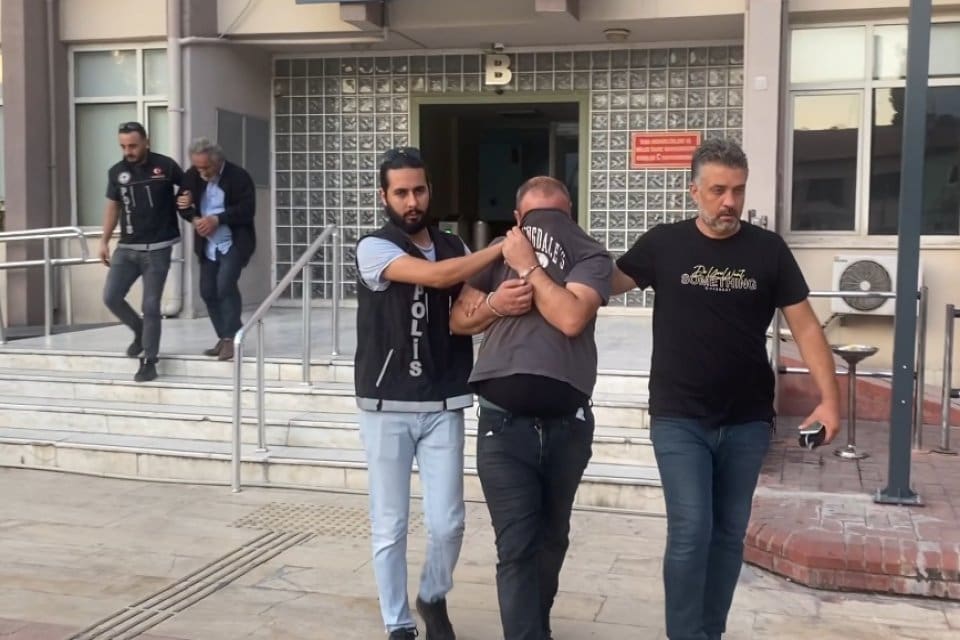 AYDIN&rsquo;ın Efeler il&ccedil;esinde, polis ekipleri kentin girişinde durdurulan bir otob&uuml;ste
