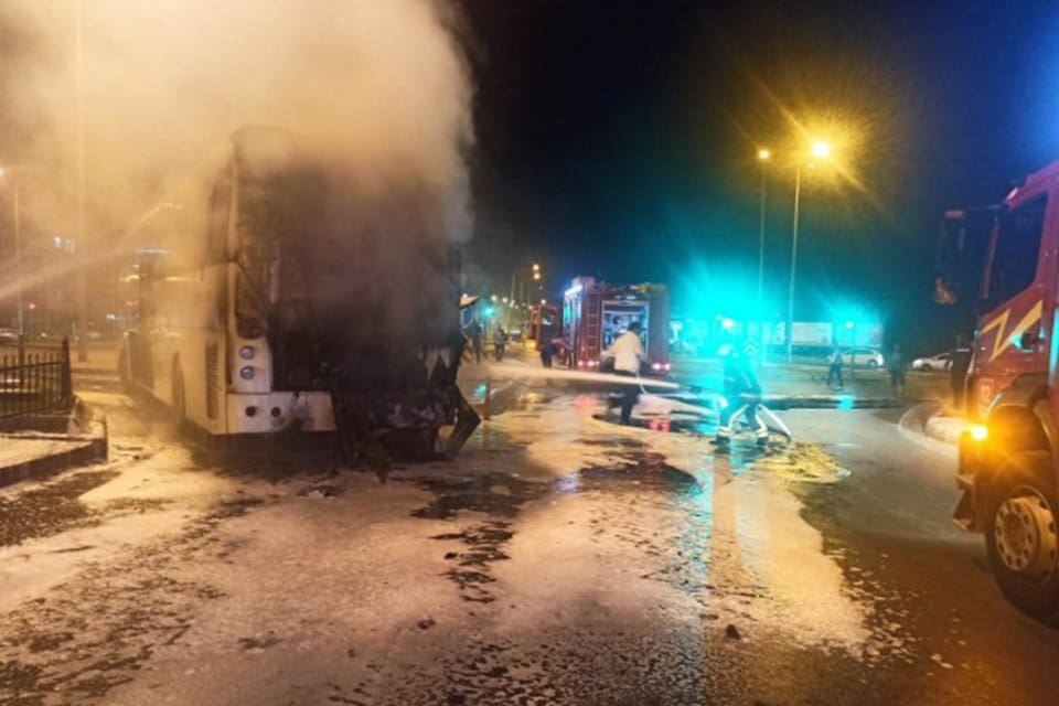 DENİZLİ'nin Merkezefendi il&ccedil;esinde seyir halindeki yolcu otob&uuml;s&uuml;nde yangın &ccedil;ıktı. S&uuml;r&uuml;c&uuml;n&uuml;n
