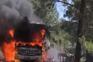 Mersin'in Anamur il&ccedil;esinde seyir halindeki şehirlerarası otob&uuml;s&uuml;n motor kısmında &ccedil;ıkan