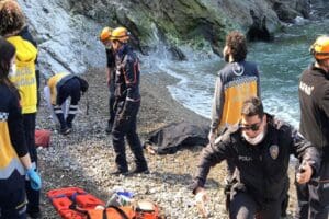 Zonguldak'ta kontrolden &ccedil;ıkıp, 200 metre y&uuml;kseklikten denize u&ccedil;an otomobildeki Cafer