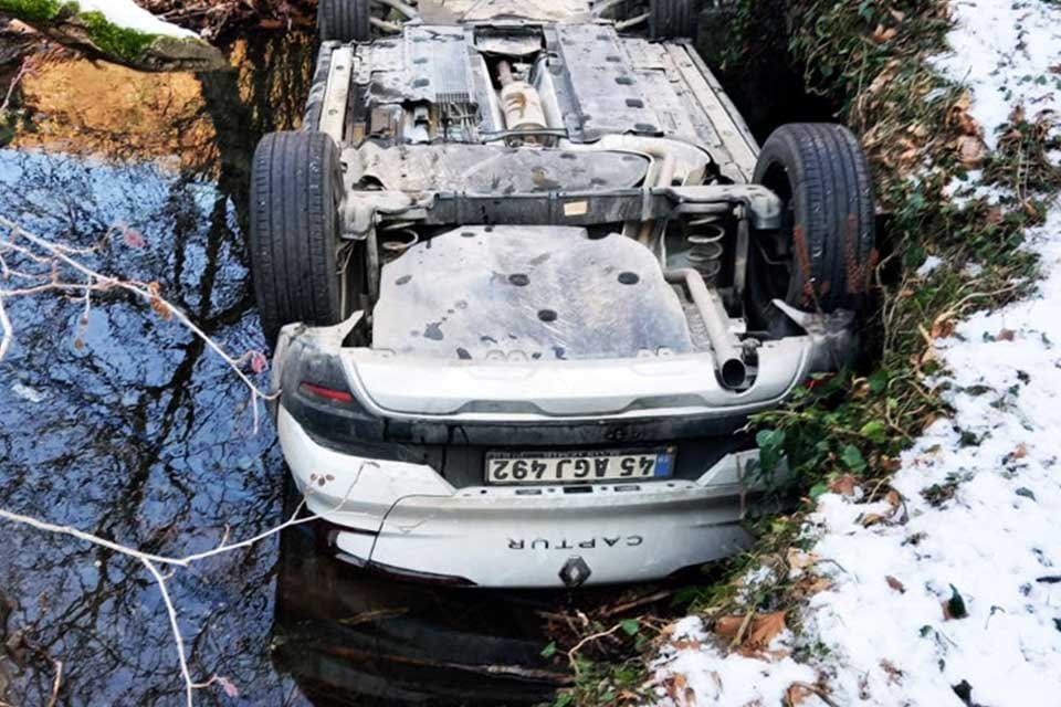 Manisa'nın Turgutlu il&ccedil;esinde, kontrolden &ccedil;ıkarak yol kenarındaki dere yatağına devrilen