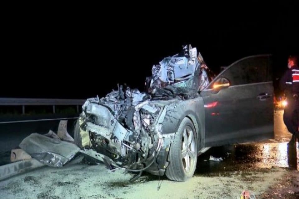 Bursa'da aşırı hız nedeniyle kontrolden &ccedil;ıkan otomobil, aynı istikamette seyreden