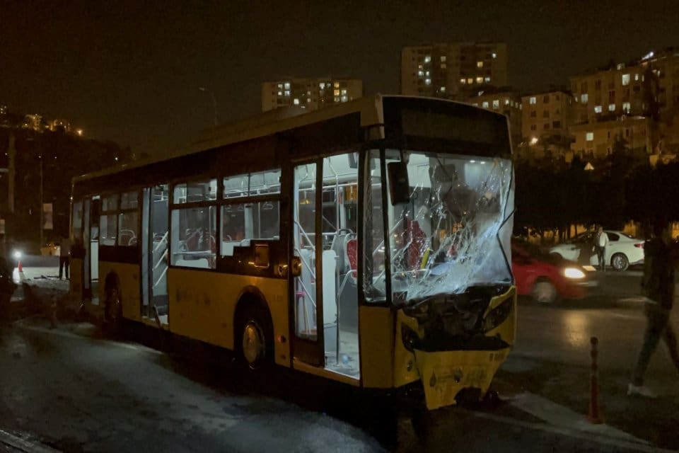 İstanbul'da s&uuml;r&uuml;c&uuml;s&uuml;n&uuml;n direksiyon hakimiyetini kaybettiği otomobil, karşı yola ge&ccedil;erek İETT