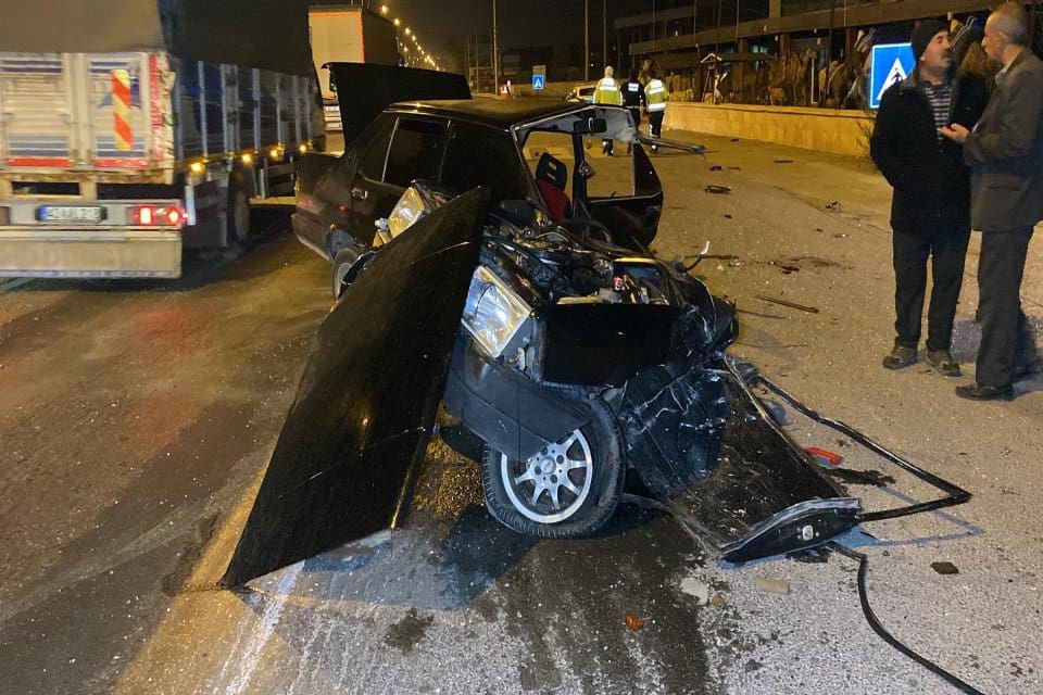 K&uuml;tahya'da, akaryakıt istasyonundan &ccedil;ıkan otomobil ile TIR &ccedil;arpıştı. Otomobilin ikiye