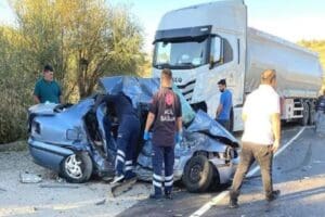 Antalya'nın Korkuteli il&ccedil;esinde, otomobil ile TIR'ın kafa kafaya &ccedil;arpıştığı kazada
