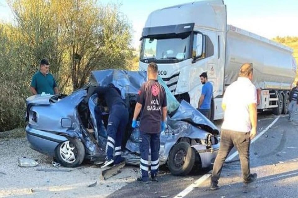 Antalya'nın Korkuteli il&ccedil;esinde, otomobil ile TIR'ın kafa kafaya &ccedil;arpıştığı kazada