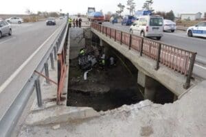 Kanala d&uuml;şen otomobilde 3 kişinin &ouml;ld&uuml;ğ&uuml; kaza 7 saat sonra