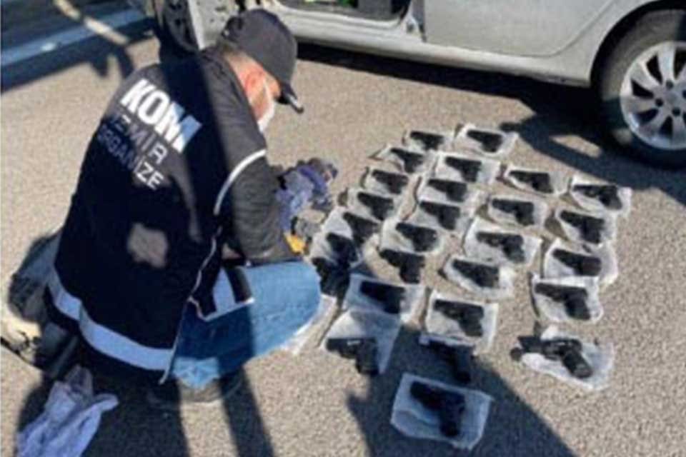 İZMİR'in Kemalpaşa il&ccedil;esinde, polisin durdurduğu otomobilde, kapının i&ccedil; b&ouml;lmelerine gizlenmiş