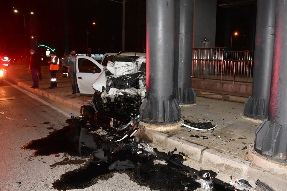 İzmir'in Karşıyaka il&ccedil;esinde, s&uuml;r&uuml;c&uuml;s&uuml;n&uuml;n direksiyon hakimiyetini kaybettiği otomobil, k&ouml;pr&uuml;n&uuml;n ayağına