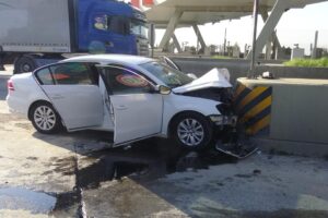 Aydın'ın Efeler ilçesinde, sürücüsünün kontrolünden çıkan otomobil, otoyol gişelerine çarptı.