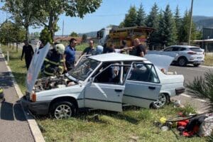 K&Uuml;TAHYA'da, kontrolden &ccedil;ıkan otomobil ref&uuml;jdeki ağaca &ccedil;arptı. Kazada 3 kişi