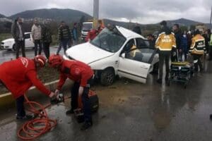 Balıkesir'in Burhaniye il&ccedil;esinde, yağmurun kayganlaştırdığı yolda kontrolden &ccedil;ıkıp ref&uuml;jdeki direğe