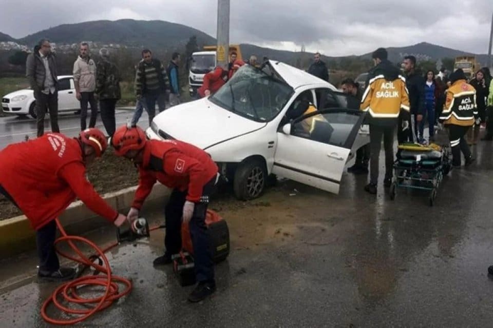 Balıkesir'in Burhaniye il&ccedil;esinde, yağmurun kayganlaştırdığı yolda kontrolden &ccedil;ıkıp ref&uuml;jdeki direğe